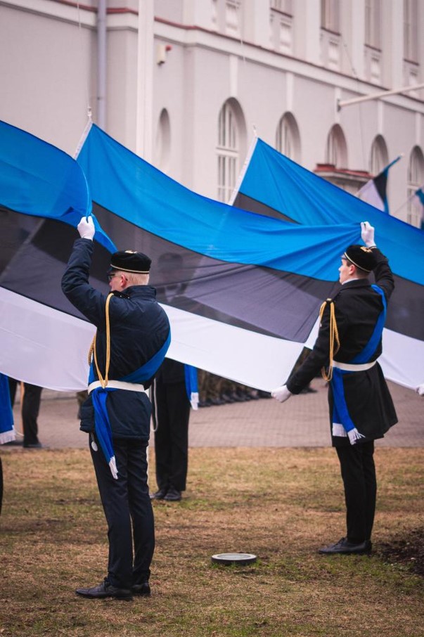 Eesti Vabariigi aastapäev. Lippude heiskamine lipuväljakul