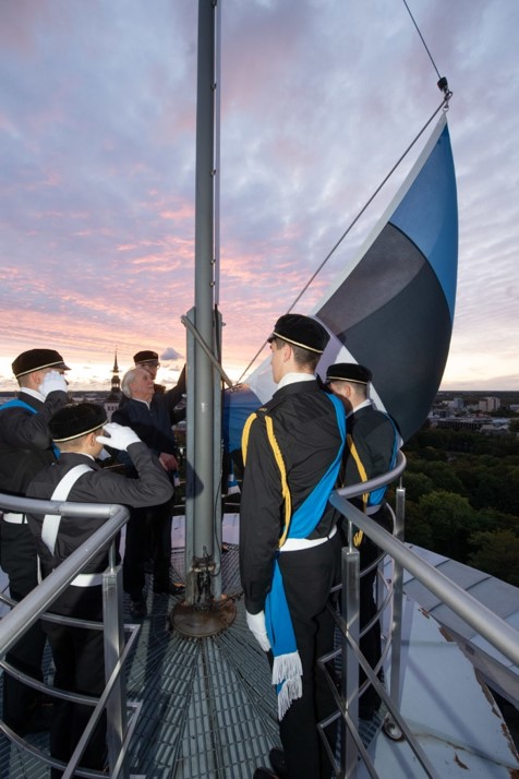 Eesti lipu heiskamine Pika Hermanni tornis vastupanuvõitluse päeva päikesetõusul ja tulek alla päikeseeloojangul
